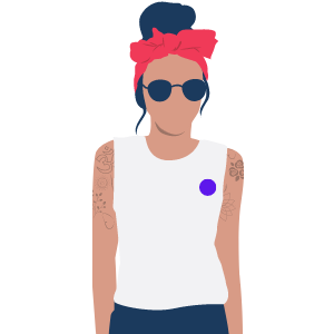 jeune-femme-avec-badge-mauve