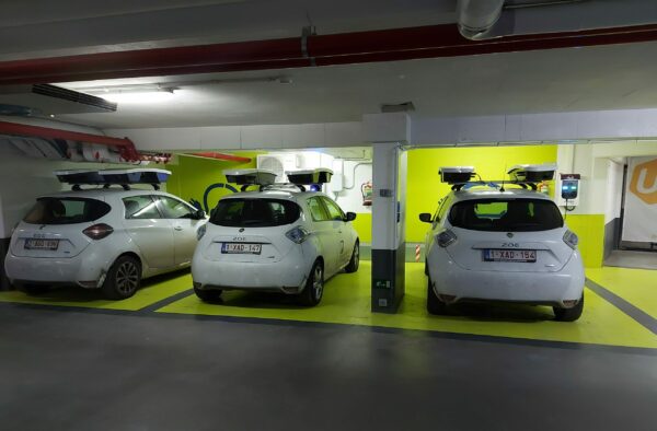 trois voitures équipées du dispositif Scan-car dans un parking fermé