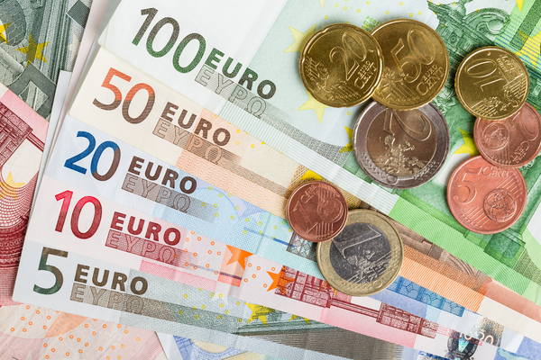 image de billets et monnaie en euros