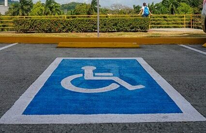 Photo d'un emplacement de parking pour personne handicapée