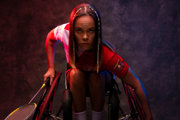 Image représentant une femme en fauteuil roulant tenant dans sa main une raquette de batminton