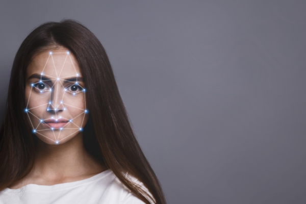 Une femme avec de petits rayons sur le visage pour représenter la reconnaissance faciale