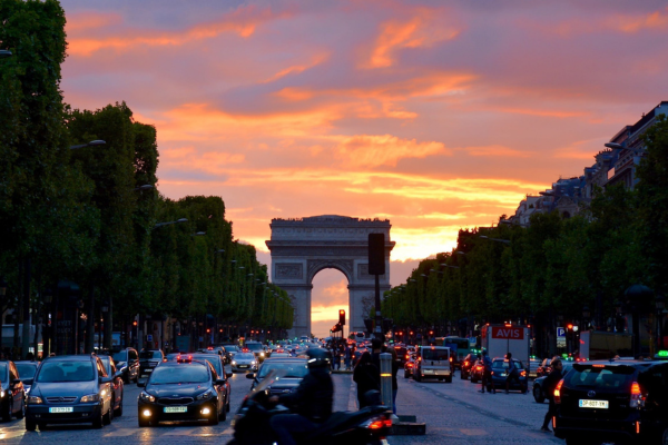 Image représentant un couché de soleil derrière les Champs-Élysées et l'Arc de Triomphe.